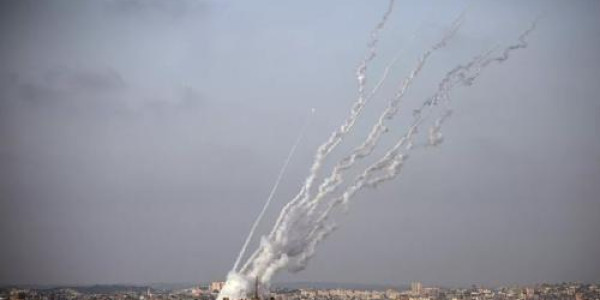 Terroristas do Hamas lançam mais de 1.050 foguetes contra Israel