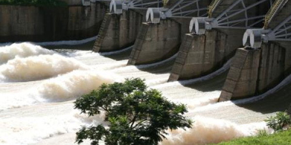 Aumento no volume de água na bacia do Rio São Francisco faz Usina Três Marias abrir as comportas