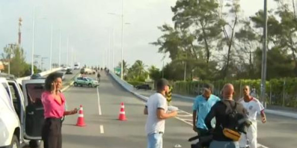 Repórter da Record é agredida com soco ao vivo na Bahia; veja vídeo