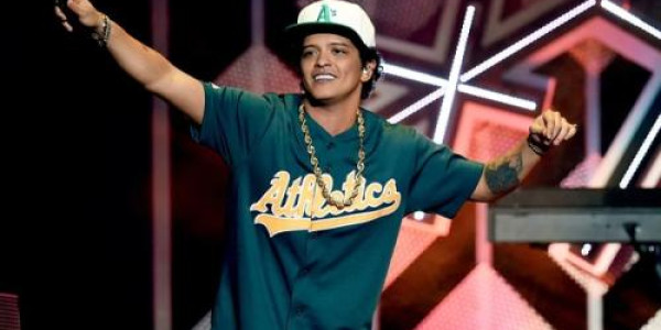 Antes de show em Brasília, Bruno Mars declara amor ao Brasil: “Paixão”. 
